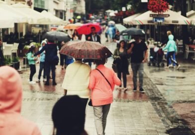 How to Avoid Pickpockets and Common Travel Scams in Tourist Areas